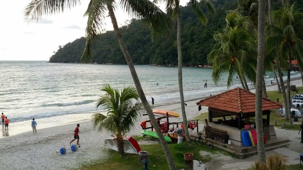 Berjemur dan Berenang di Pantai Pulau Pangkor