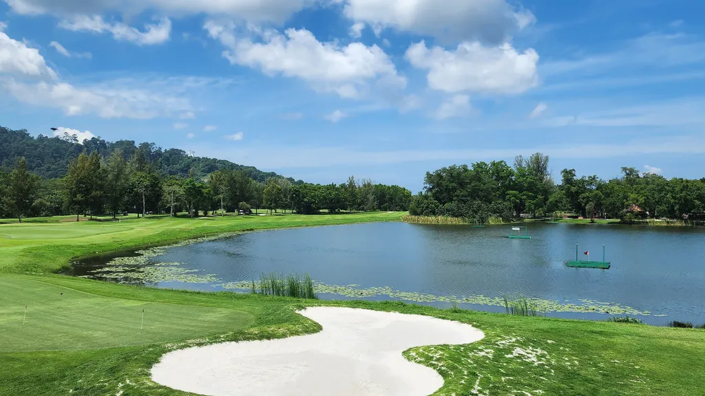 Padang Golf Bertaraf Antarabangsa di Amverton Cove