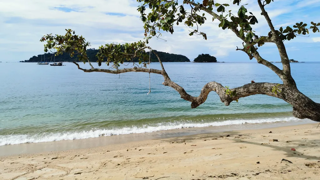 Tempat Menarik Pangkor Island Pantai Pasir Bogak