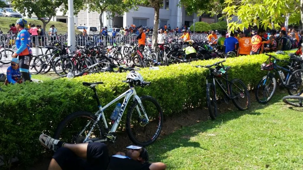 Berbasikal dan Berjalan Kaki di Padang Besar