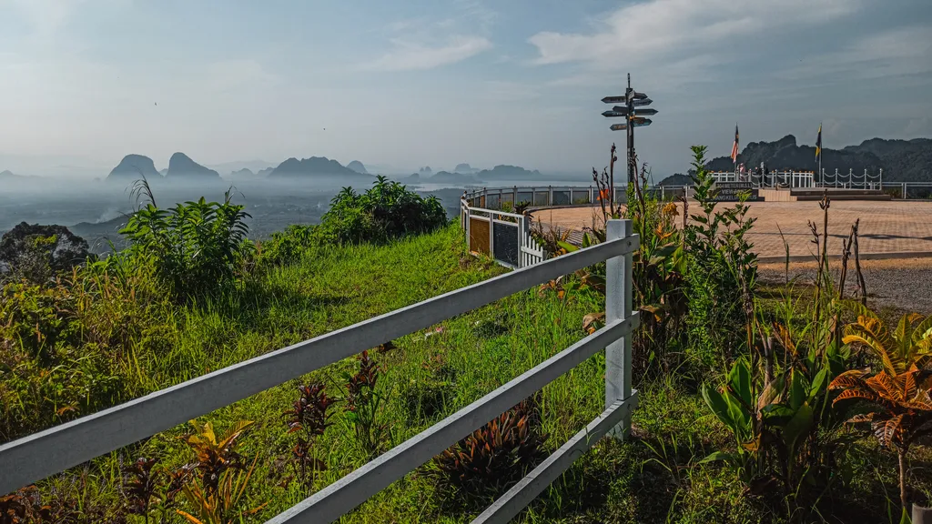 Menikmati Keindahan Alam Wang Kelian View Point