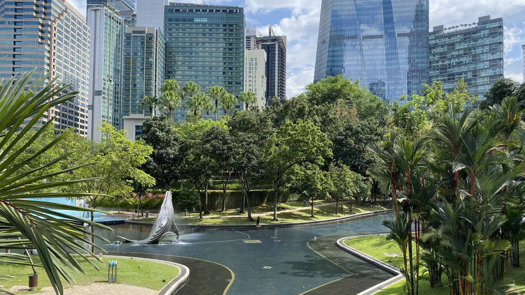 Simfoni Alam di Bayang Bayang Menara Kembar KLCC Park